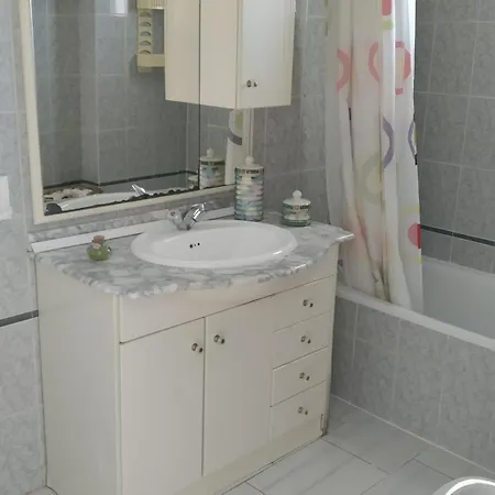 En Esquina Y Todo A Exterior *